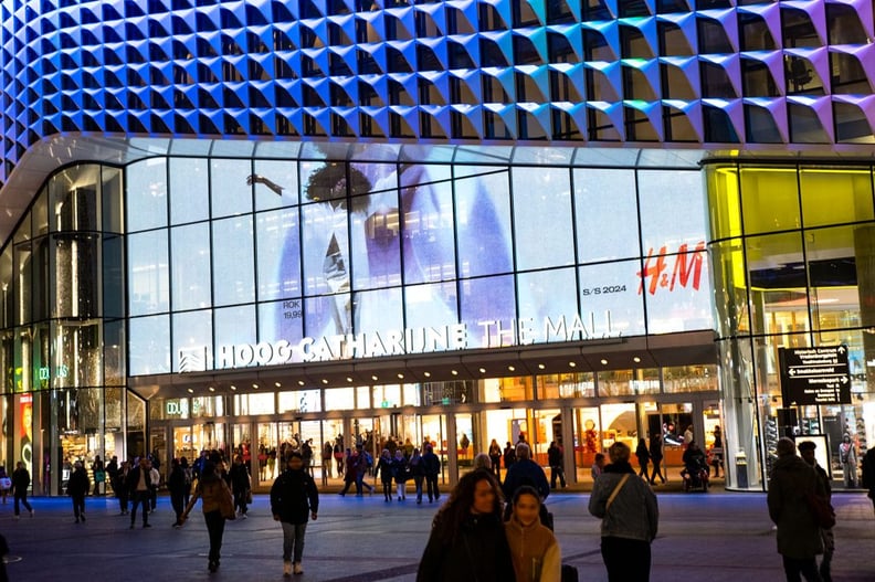 Voorbeeld van DOOH scherm in Hoog Catharijne